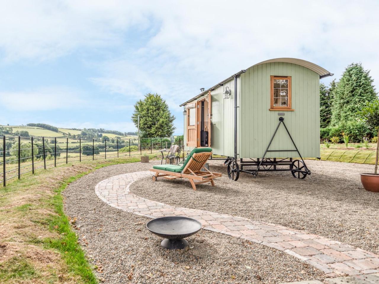 Padarn'S Hut Villa Llanbadarn Fynydd Exterior photo