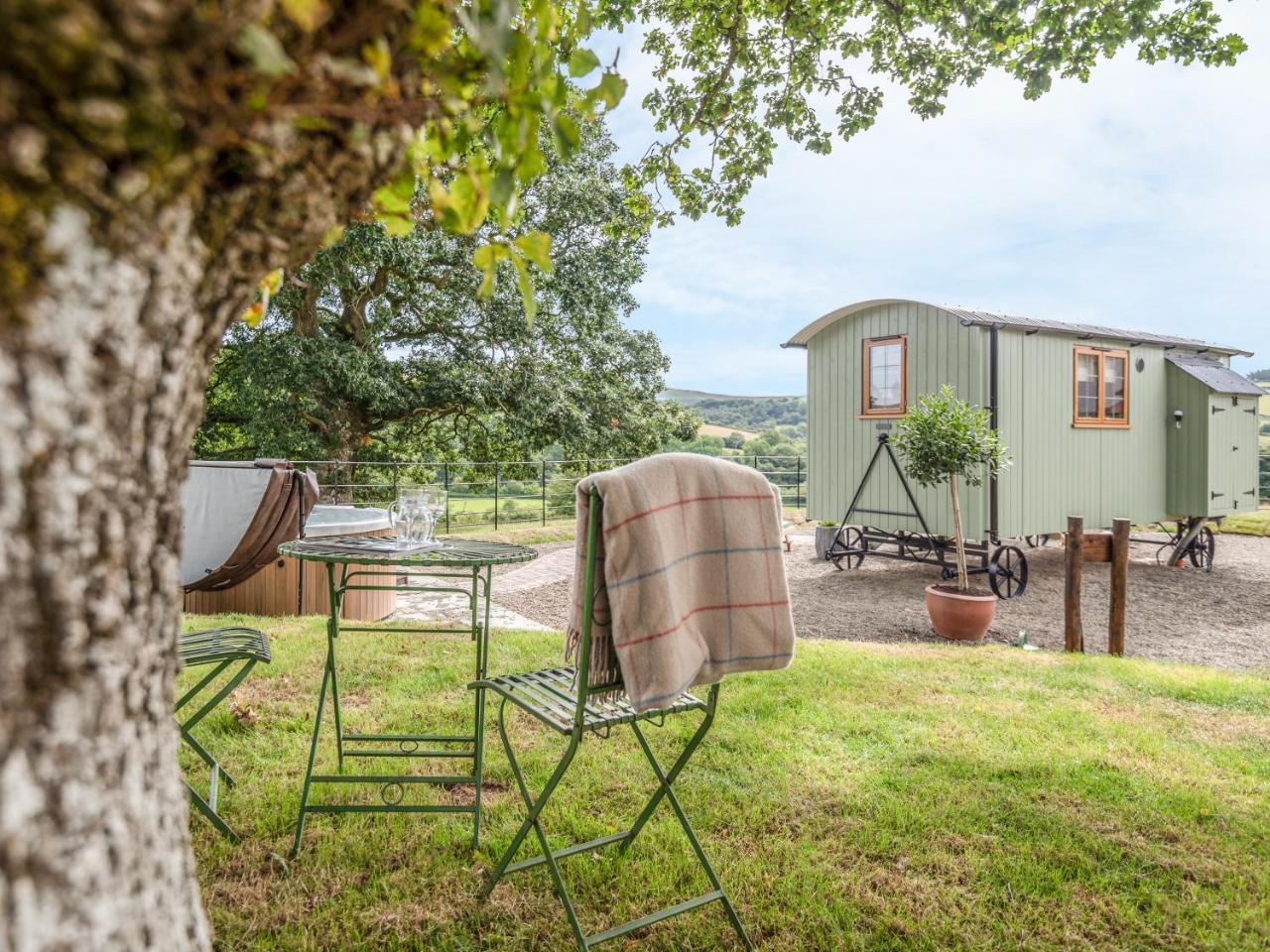 Padarn'S Hut Villa Llanbadarn Fynydd Exterior photo